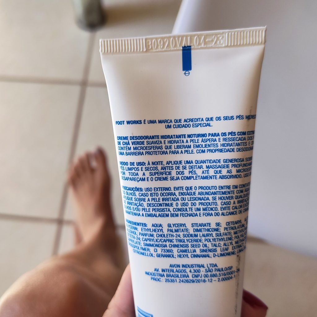 Resenha Creme hidratante noturno para os pés Footworks Avon Quase Mineira